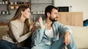هل الصمت في الخلافات الزوجية حل أم مشكلة؟ خبير يوضح