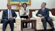 وزير الخارجية يبحث التعاون الثقافي مع متحف 