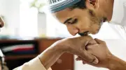 أمين الفتوى يوضح حكم تقبيل يد الوالدين وكبار السن
