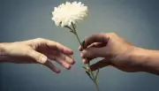 مكافأة نفسية: العطاء يرفع معدلات الساعة في الجسم