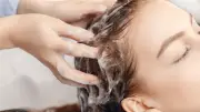 وصفة طبيعية لتنظيف فروة الرأس وتقوية بصيلات الشعر