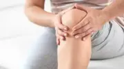 كيف تخفف وضعية النوم الصحيحة ألم الركبة ليلاً؟