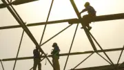 قانون العمل: إعفاء كامل من مصاريف المحاكم للموظف عند التقاضي