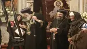 بجلباب صعيدي.. ابنة تصطحب والدها لتكريمها أمام البابا تواضروس