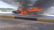 إخماد حريق بسيارة تاكسي أعلى كوبري النيل في المنيا دون إصابات