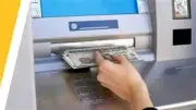 ماذا يحدث عند نسيان البطاقة البنكية داخل ماكينة الصراف الآلي؟
