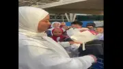 وهبت بيتها لله فردوا لها الجميل.. الحاجة وفاء تتفاجأ باستقبال طلابها بعد عودتها من الحج