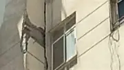 إخلاء برجين سكنيين في كفر طهرمس بالجيزة بسبب تشققات وميل