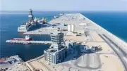استئناف العمل في ميناء الفحل العماني بعد انفجار أوقف الشحن