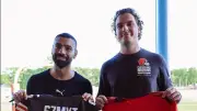 صلاح يتبادل قميص منتخب مصر مع لاعب كليفلاند براونز في لقطة ودية