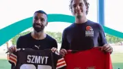 محمد صلاح يتبادل القميص مع نجم كرة القدم الأمريكية أندريه