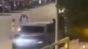 فيديو صادم لفتاة تتعرض للضرب في الشارع وناشطة تطالب بالتحقيق