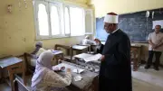 رئيس قطاع المعاهد الأزهرية يتفقد لجان الثانوية بالغربية ويزور الطلاب المرضى بمركز أورام طنطا