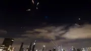 إعلام عبري: دوي انفجارات في وسط إسرائيل بعد إطلاق صواريخ من إيران