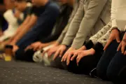 حكم نسيان التشهد الأوسط في الصلاة وهل يبطلها أم لا؟