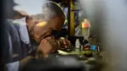 مهنة الساعاتي تواجه الاندثار.. كيف أثرت التكنولوجيا على الحرفة اليدوية؟
