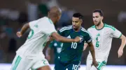جدل حول إبعاد سالم الدوسري عن التشكيلة الأساسية للمنتخب السعودي