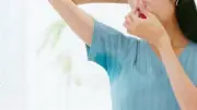 وصفات طبيعية فعالة للتخلص من رائحة العرق في الصيف