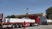 استئناف دخول شاحنات المساعدات الإنسانية إلى قطاع غزة عبر كرم أبو سالم
