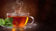تناول الشاي على الريق بين الفوائد والأضرار.. أخصائي يوضح