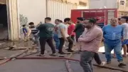 محافظ دمياط ومدير الأمن يتابعان ميدانيًا جهود السيطرة على حريق السنانية