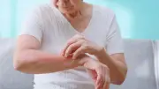 خبراء يكشفون أسباب الحكة العصبية وأفضل طرق التخلص منها أثناء النوم