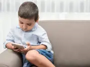 دليل الأهل للحد من استخدام الأطفال للأجهزة الإلكترونية في الإجازة