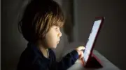 بين التقارب والعزلة.. التأثيرات الخفية للتواصل الرقمي على الأطفال والأسرة