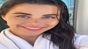يارا السكري تتألق بإطلالة صيفية جديدة على الشاطئ