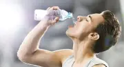 هل نشرب الماء عند العطش فقط؟ رد مفاجئ من نائب مدير المعهد القومي للتغذية