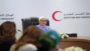 انتصار السيسي تعبر عن سعادتها بلقاء متطوعي الهلال الأحمر المصري