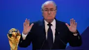 بلاتر ينتقد إنفانتينو وفيفا بسبب منع حكم صومالي من دخول أمريكا