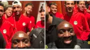 ضابط شرطة أمريكي يلتقط صورًا تذكارية مع لاعبي منتخب مصر في كأس العالم