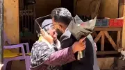 خريج هندسة يحتفل بتخرجه مع والدته بائعة الدواجن في لقطة مؤثرة