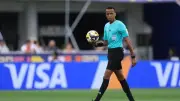 عمر أرتان أول حكم أفريقي يدير كأس السوبر الأوروبي تاريخياً