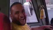 مشهد صادم على دائري المنيب: سائق تريلا يرقص أثناء القيادة ويهدد حياة المارة