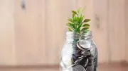 حكم إخراج الزكاة بالتقسيط على مدار العام.. الإفتاء تجيب بالتفصيل