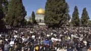مئات الفلسطينيين يصلون في أراض مهددة بالاستيلاء جنوب الخليل تأكيدا للتمسك بها