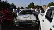 محافظ أسوان يضبط سيارات منتهية الترخيص في كوم أمبو ودراو خلال جولة ميدانية