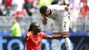 صحيفة بلجيكية تثير الجدل بازدواجية تطبيق القوانين في كأس العالم بسبب ياسر إبراهيم