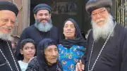 أسقف المنيا يزور أكبر معمرة بالتل البالغة 108 أعوام ويصلي من أجلها