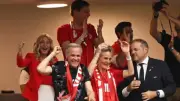 رئيس وزراء كندا يحتفل بالفوز على قطر من المدرجات في كأس العالم 2026