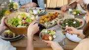 عادة شائعة بعد الأكل تضر الهضم وتسبب مشكلات صحية.. تعرف عليها