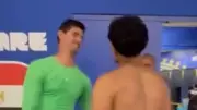 كورتوا يطلب قميص مرموش بعد تعادل مصر وبلجيكا في كأس العالم