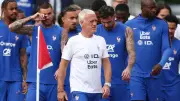 ديشامب يسخر من تأخير مباراة فرنسا والعراق: لعبنا الورق بدلا من كرة القدم