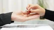 هل تملك المرأة حق الطلاق؟.. عطية لاشين يوضح حكم قول الزوجة لزوجها 'أنت لست على ذمتي'