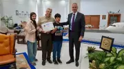 مصر للطيران تستقبل طفلاً مصاباً بالتوحد وتحقق حلمه بالتحليق