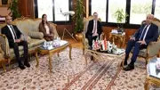 وزير الطيران المدني يبحث تعزيز حركة السفر والسياحة مع السفير البريطاني