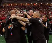 لاعبو المنتخب المصري يرقصون مع الجماهير في شوارع كندا