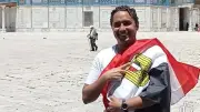 شاب يرفع العلم المصري داخل المسجد الأقصى ويشعل تفاعلًا واسعًا على السوشيال ميديا